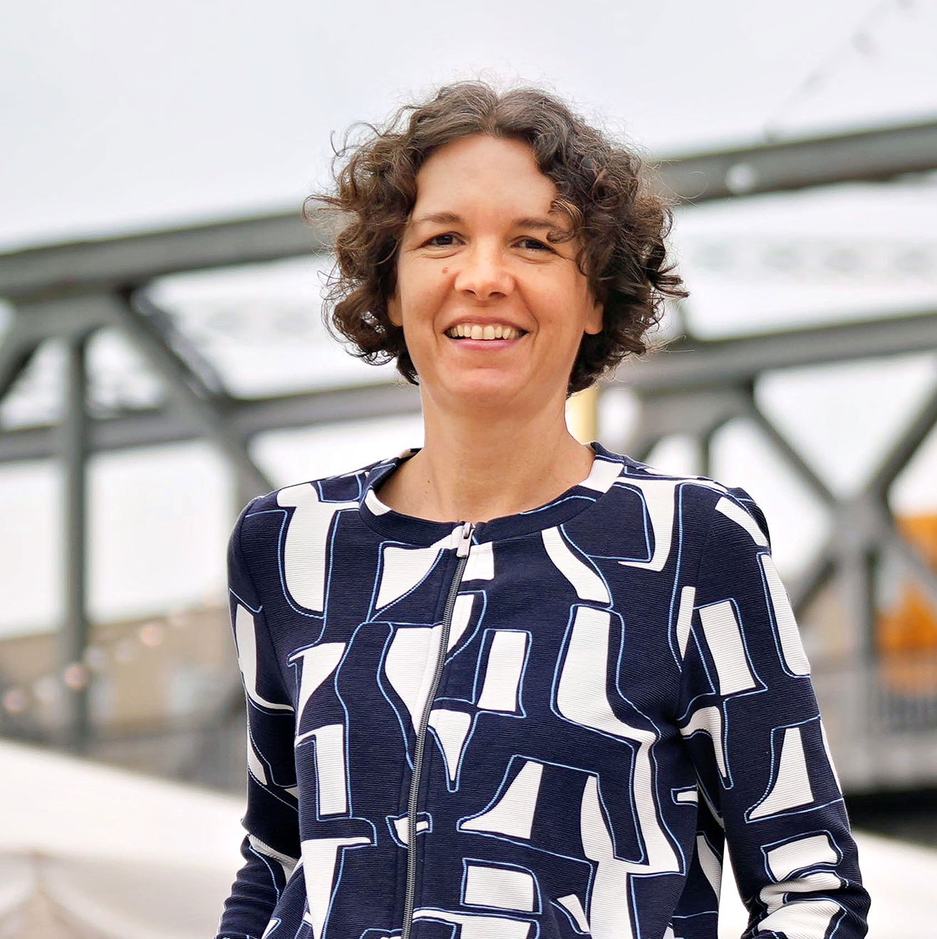 Portrait von Heike Rödel vor Berliner Skyline