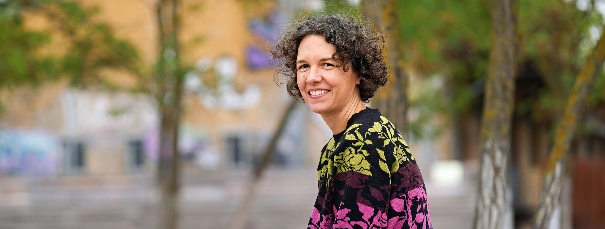 Picture of Jobcoach Heike Rödel in a Berlin park.